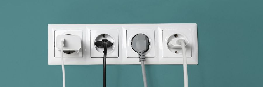Steckdosenleiste auf einer Wand in türkis