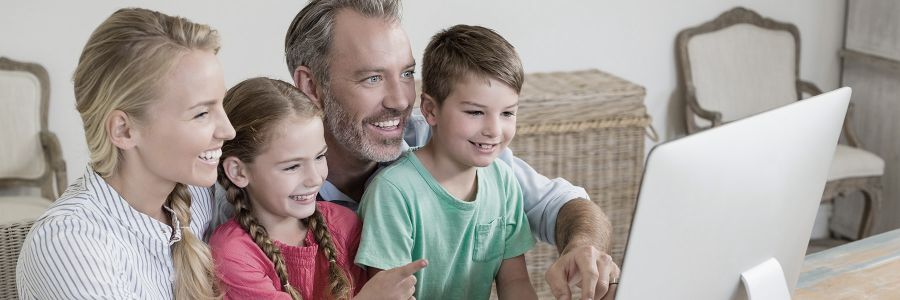 Familie schaut auf einen Computerbildschirm